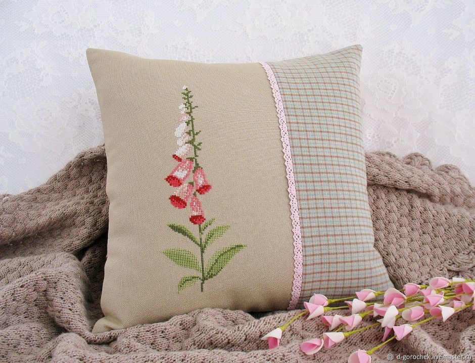 Подушка с ручной вышивкой