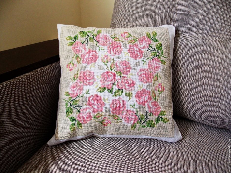 Вышивка крестом яблоки на подушке