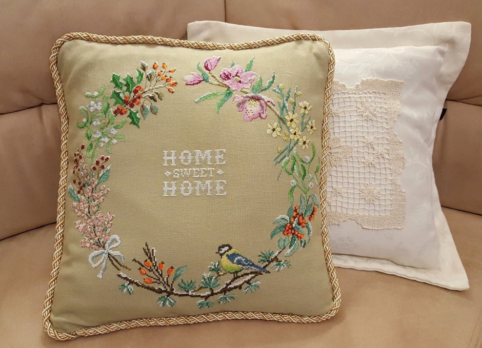 Диванные подушки с вышивкой