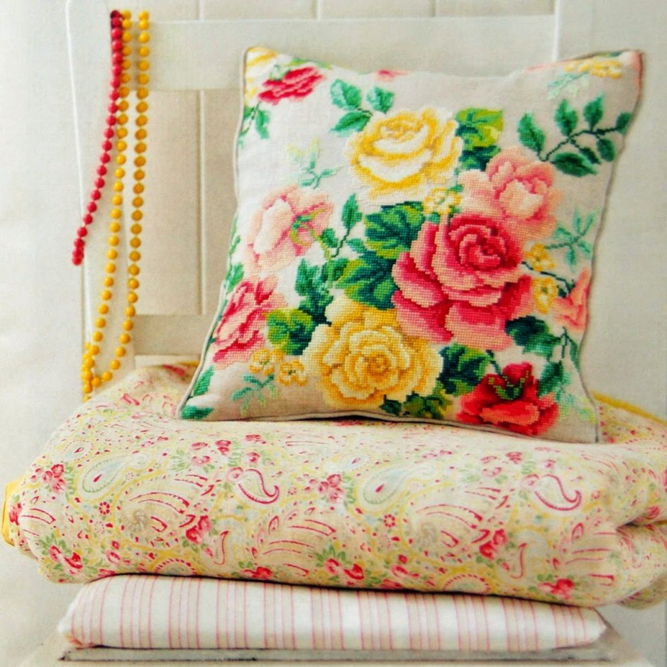 Вышивки в диванных подушек