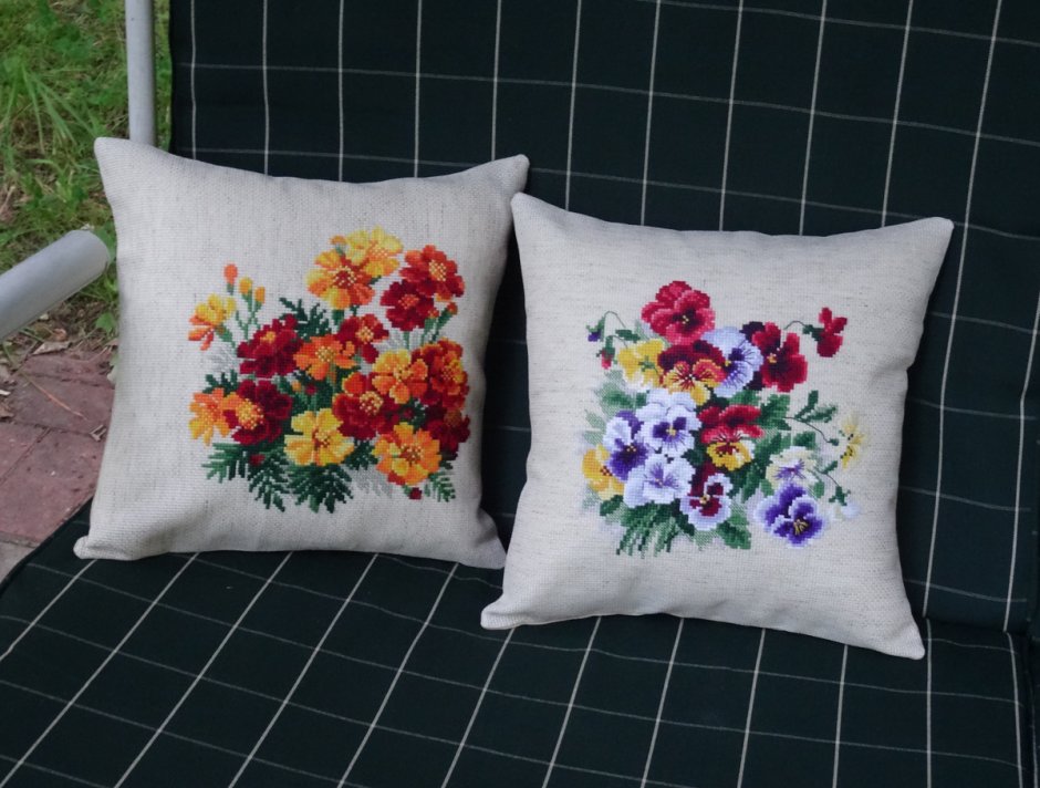 Вышивка подушек фирмы Риолис