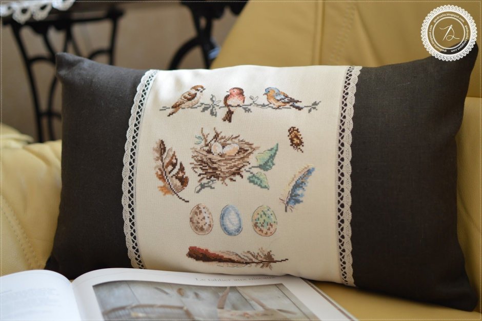 Вышивка оформленная в подушку