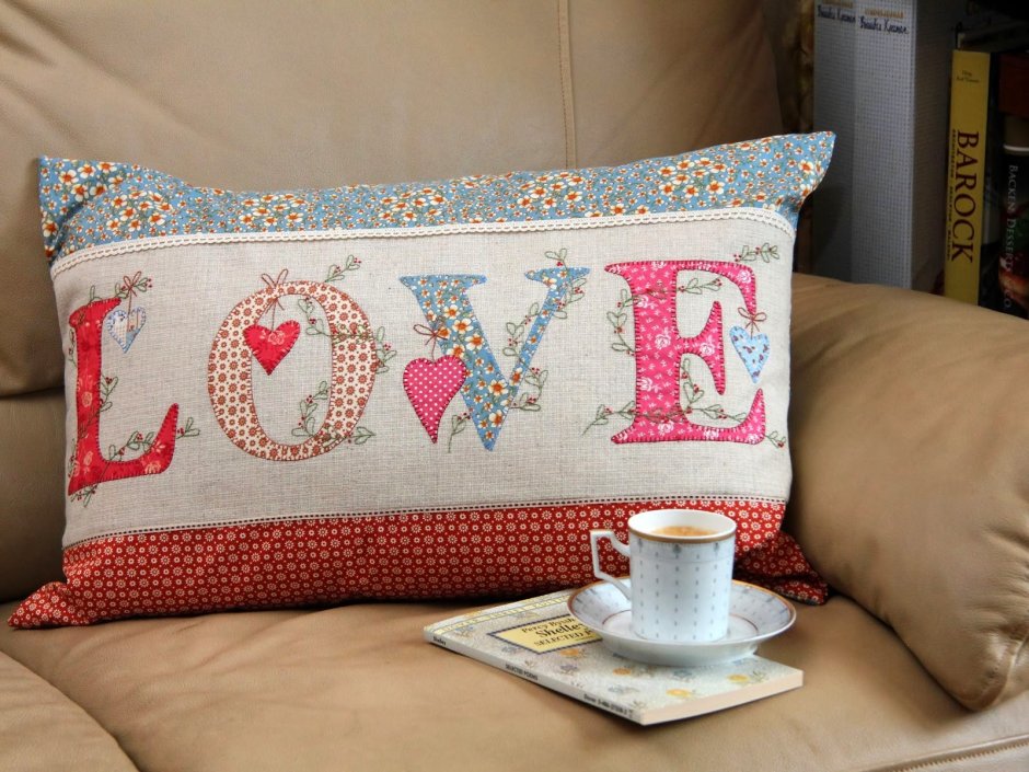 Вышивка оформленная в подушку