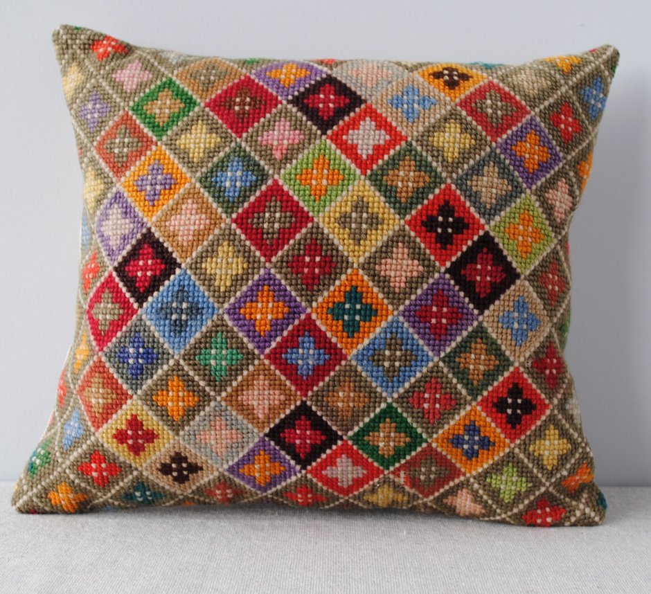 Подушка вышитая крестиком