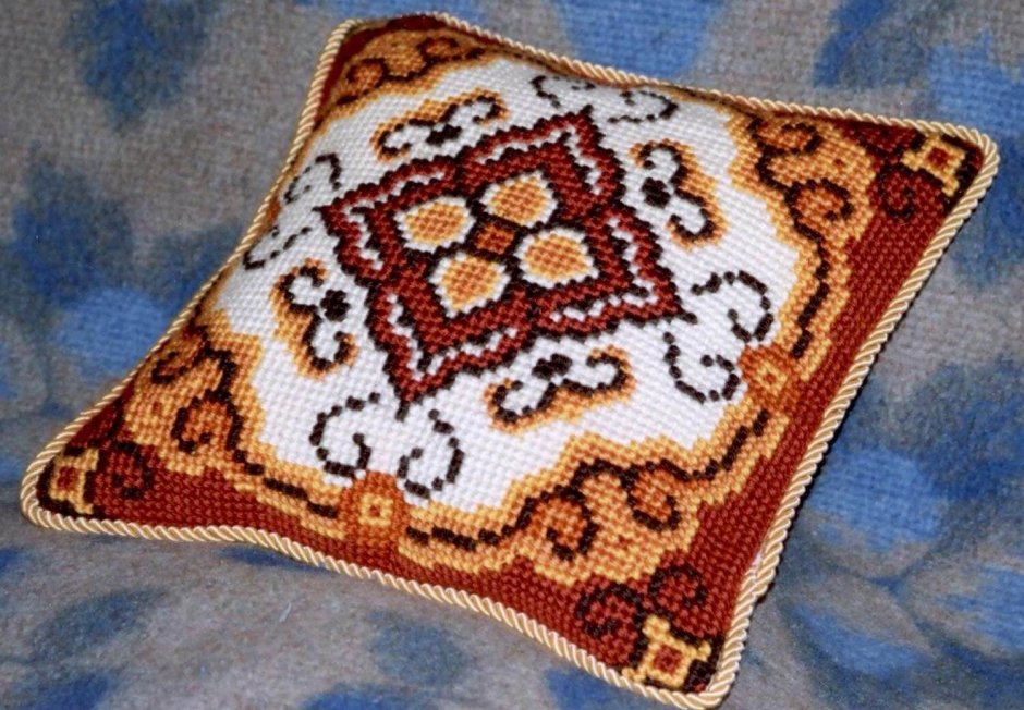 Восточная подушка вышитая бисером