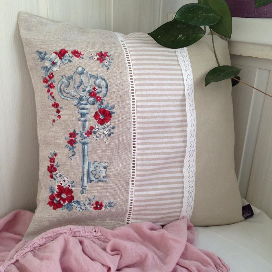 Декоративные подушки с вышивкой крестом