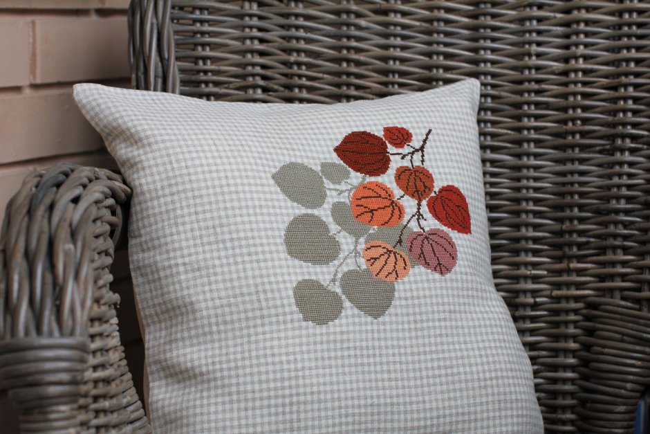 Диванные подушки с вышивкой