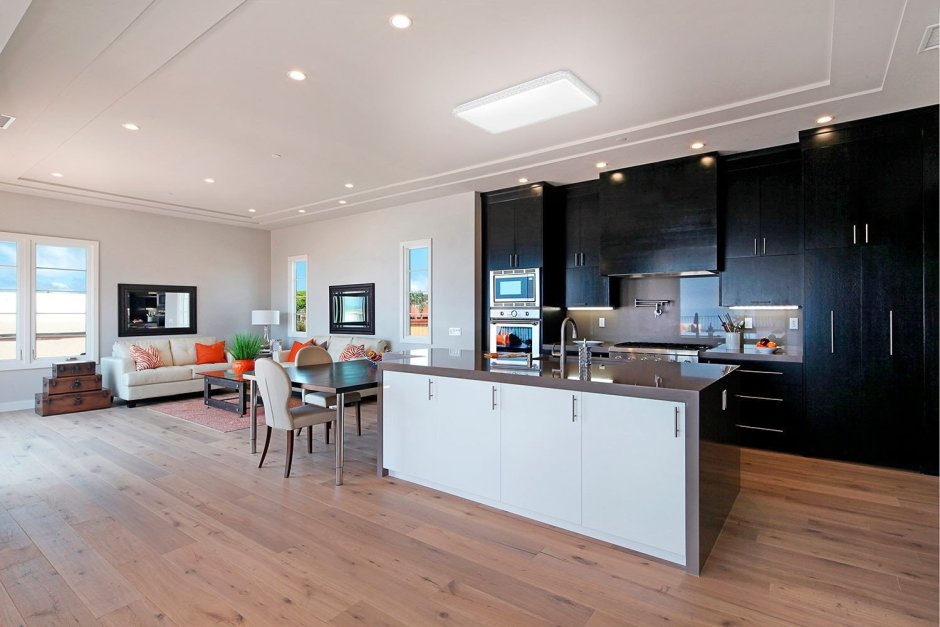 Кухня с высокими потолками