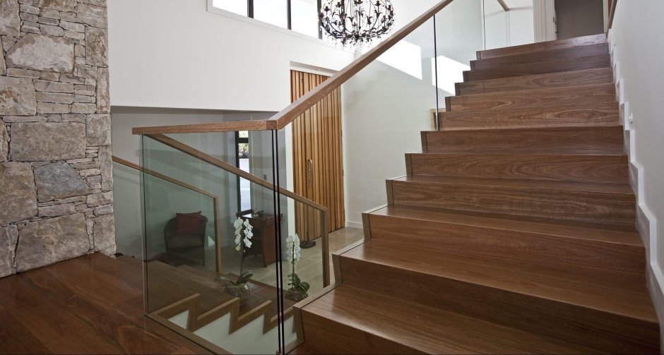 Деревянная лестница со стеклом