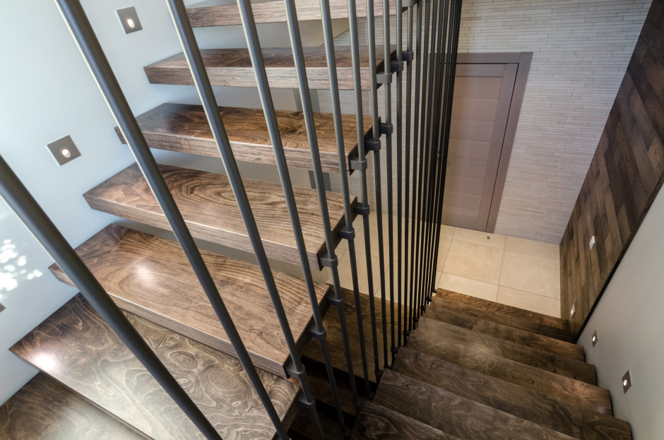 Перила в потолок для лестницы