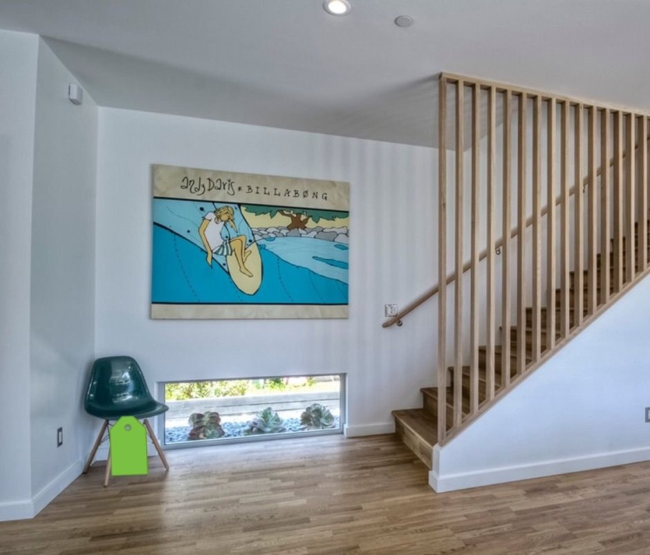 Лестница с деревянными рейками