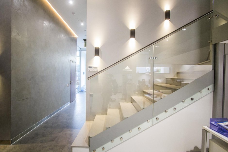 Стеклянные перегородки для лестницы