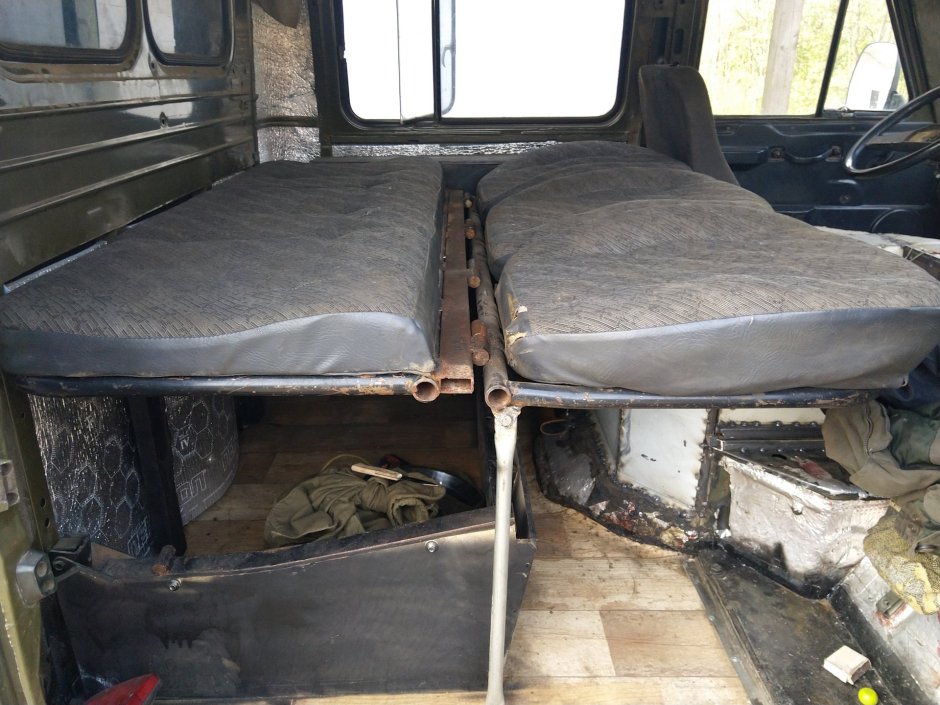 УАЗ Буханка с диваном в салоне