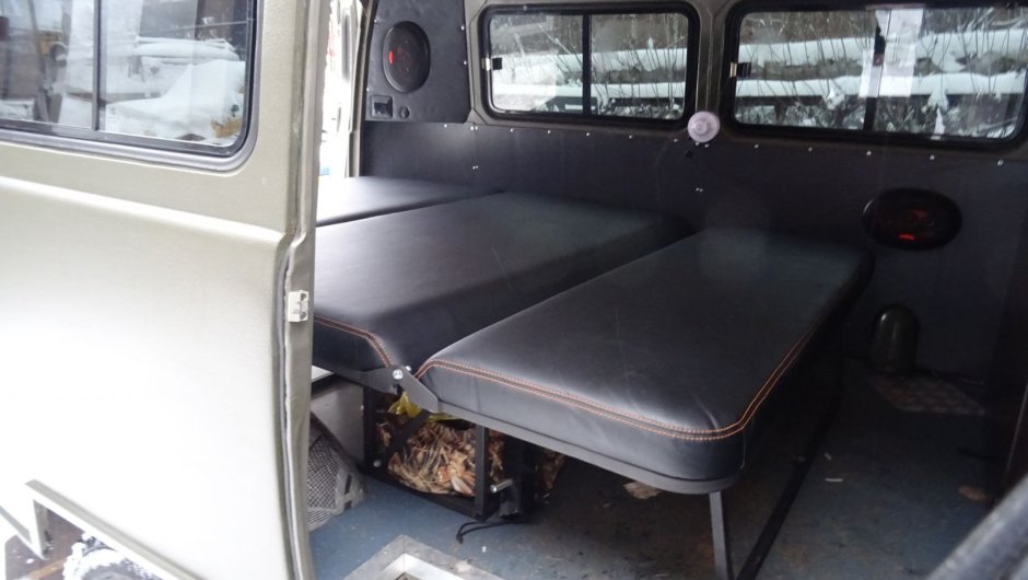 Складной столик бокового плацкарта в УАЗ