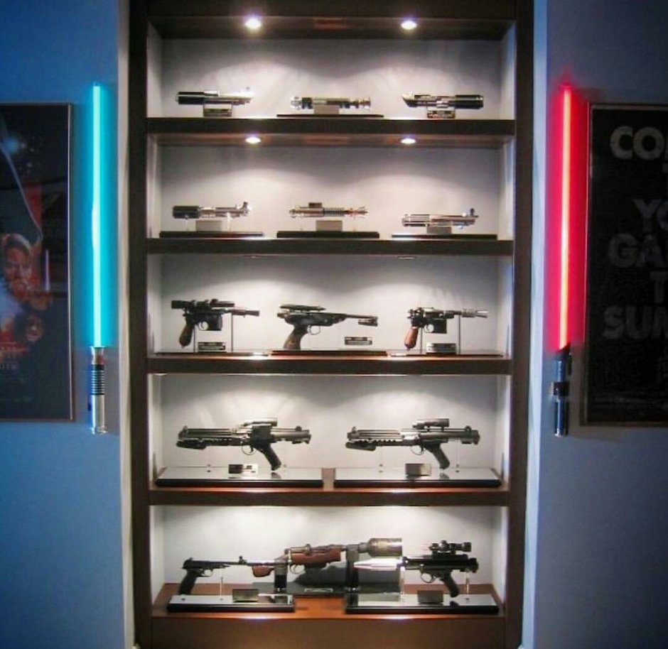 Полки с оружием