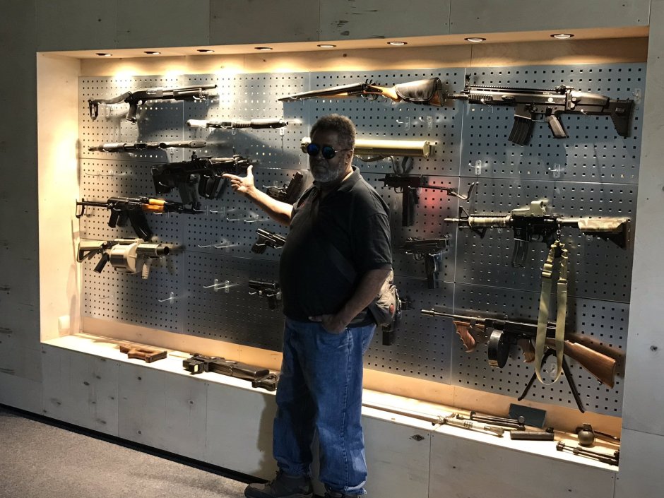 Коллекция оружия на стене