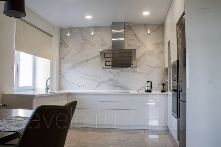 Синяя кухня с мраморным фартуком