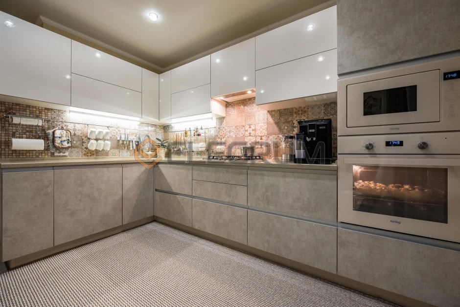 Белая кухня с мраморной столешницей