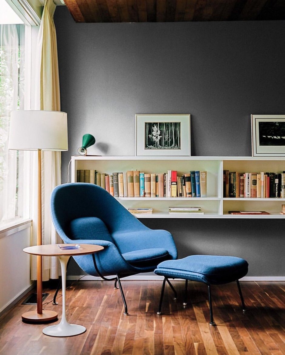 Встроенные полки в гостиной