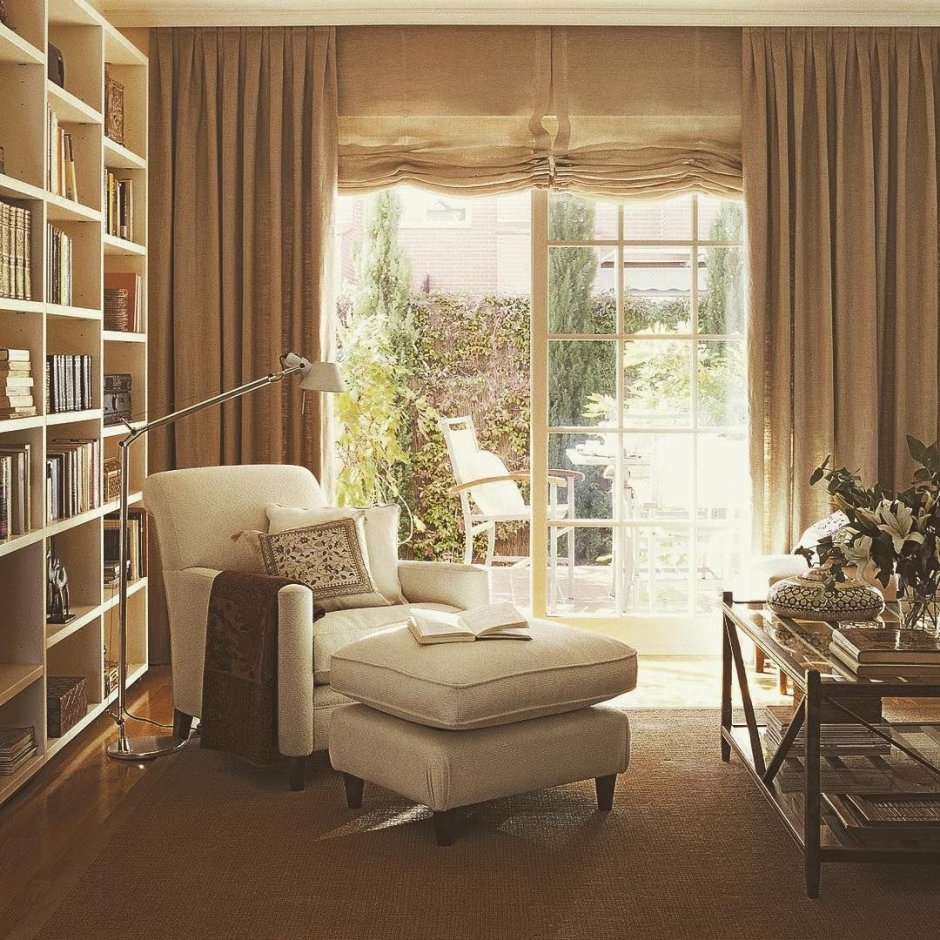 Гостиная разделенная диваном