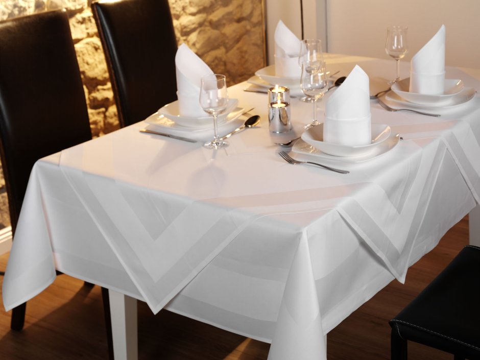 Длинный стол с белой скатертью