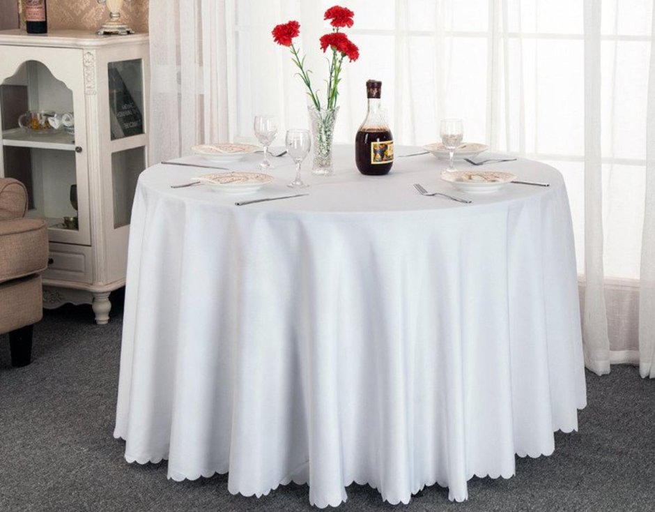 Стол с белой скатертью