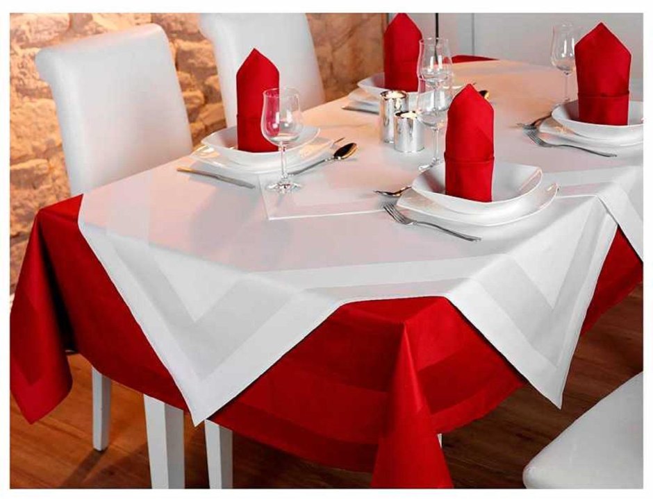 Прямоугольный стол с белой скатертью