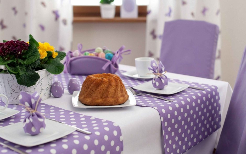 Стол деревянный со белой скатертью на прозрачном фоне