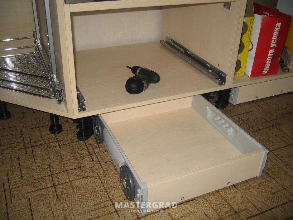 Выдвижной ящик под цоколь Trolley System