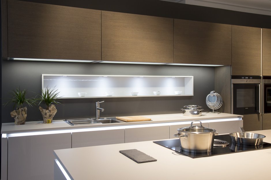 Кухонный гарнитур с подсветкой