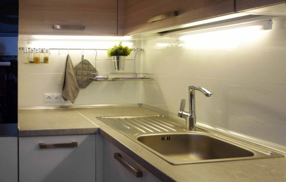 Светодиодная лента на кухню под шкафы