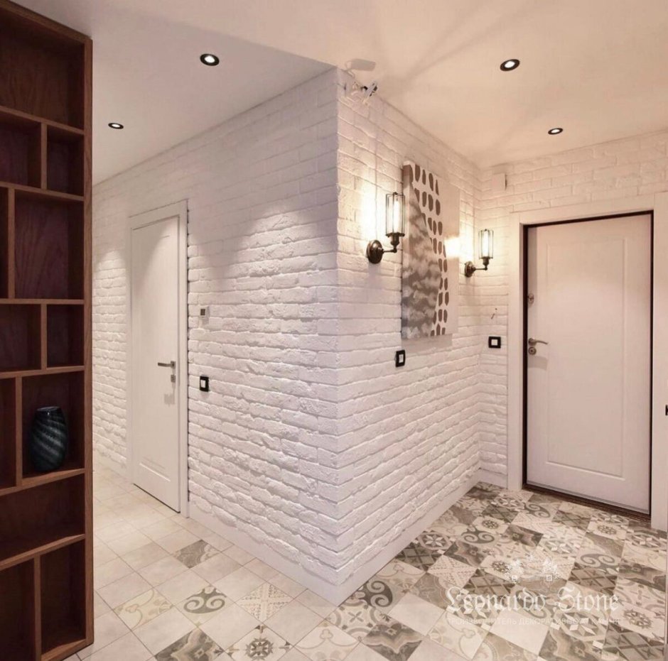 Отделка прихожей кирпичиками