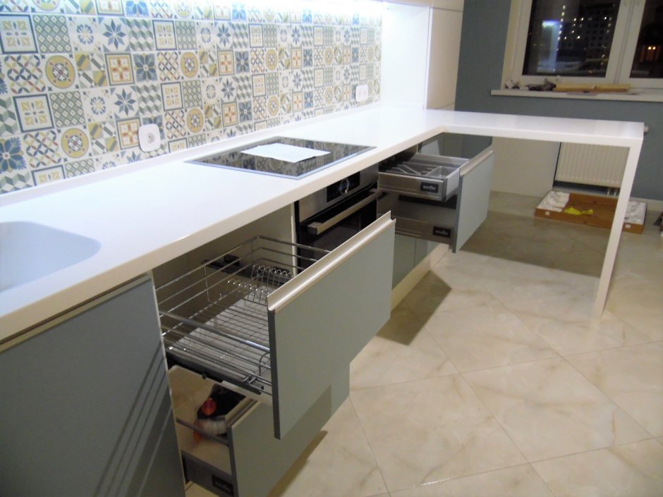 Светлая столешница на кухне