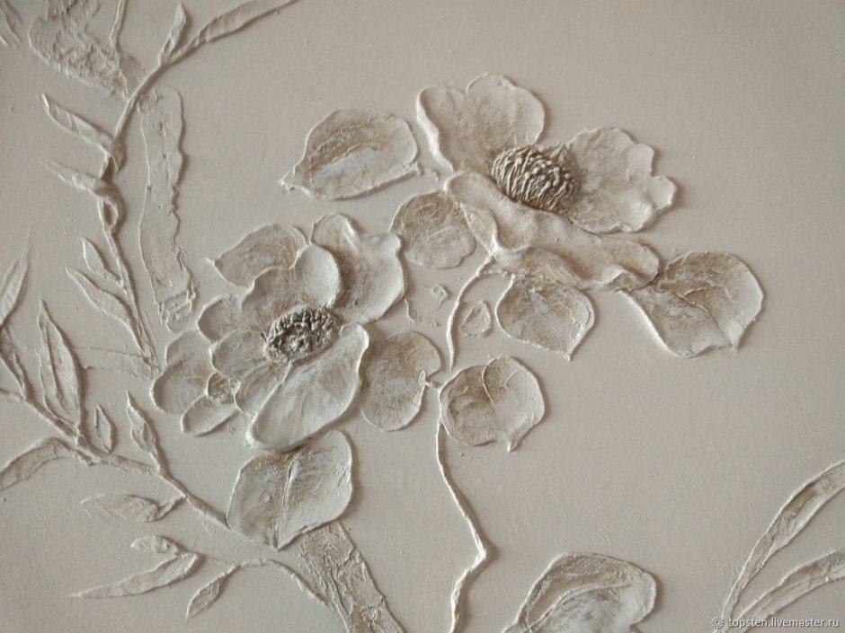 Цветы из декоративной штукатурки на стенах