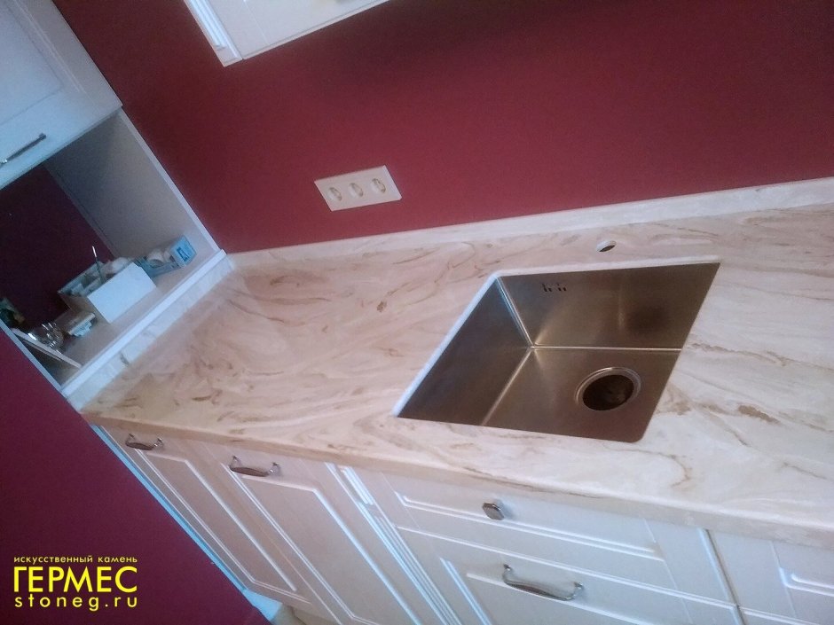 Белая угловая кухня с деревянной столешницей