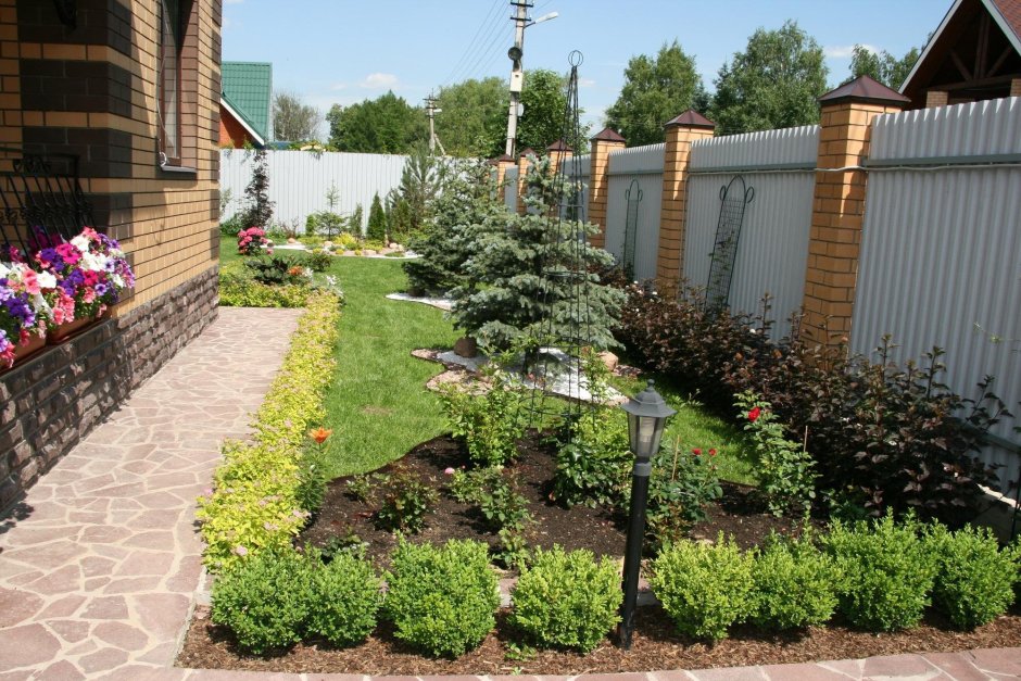 Клумба вдоль забора