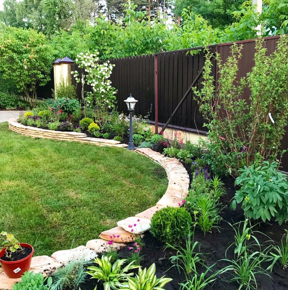 Клумба вдоль забора