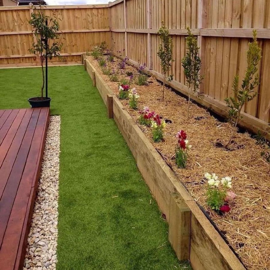 Клумбы вдоль забора на даче