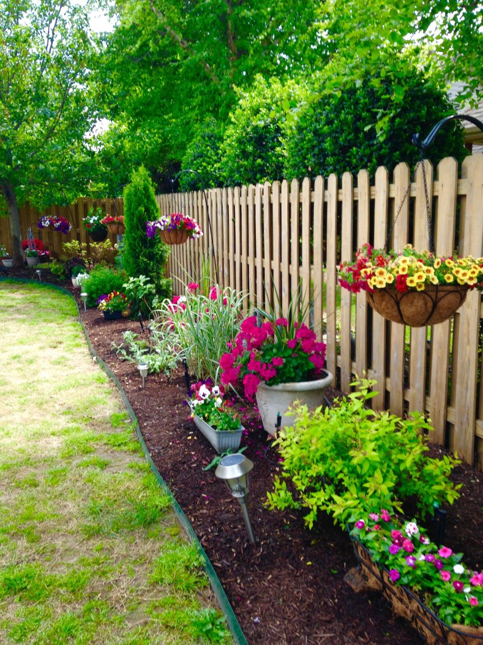 Клумба вдоль забора