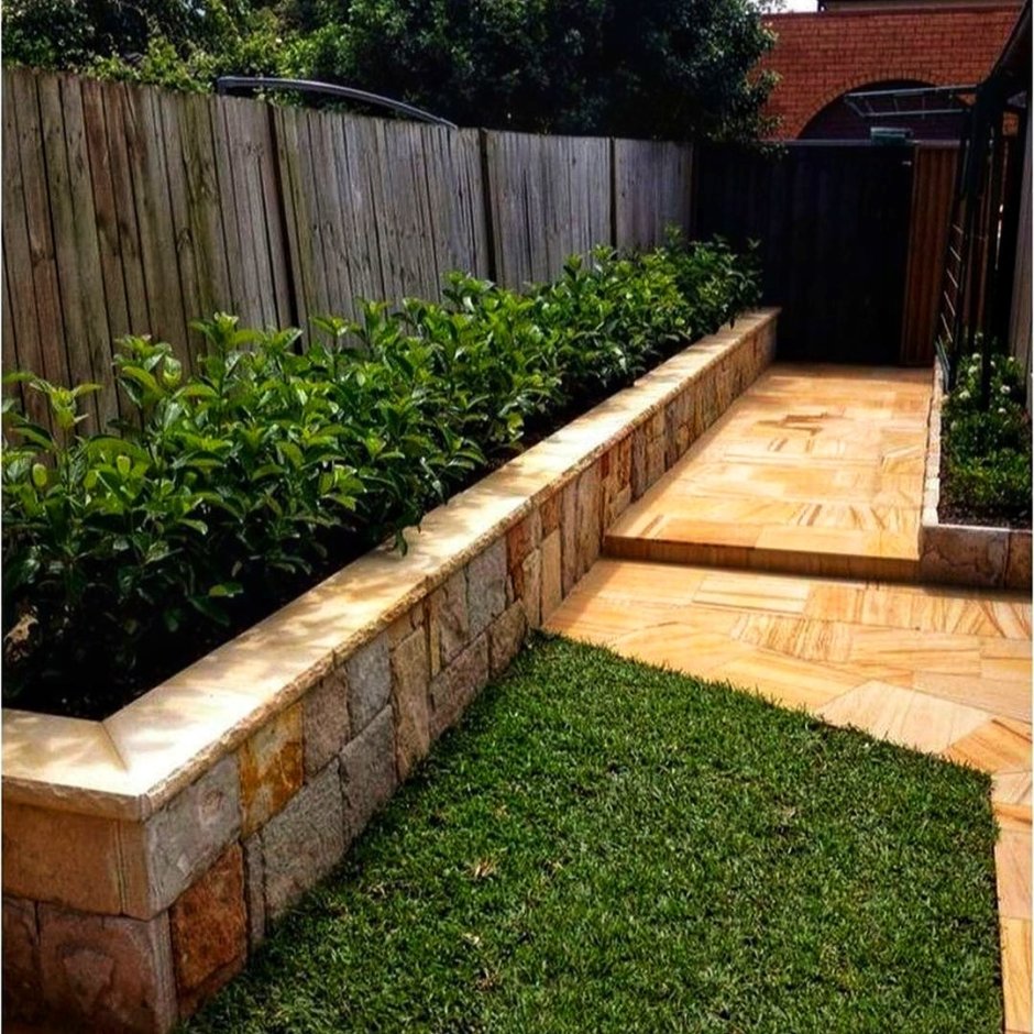 Клумба вдоль забора