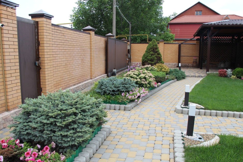 Узкая рабатка вдоль забора