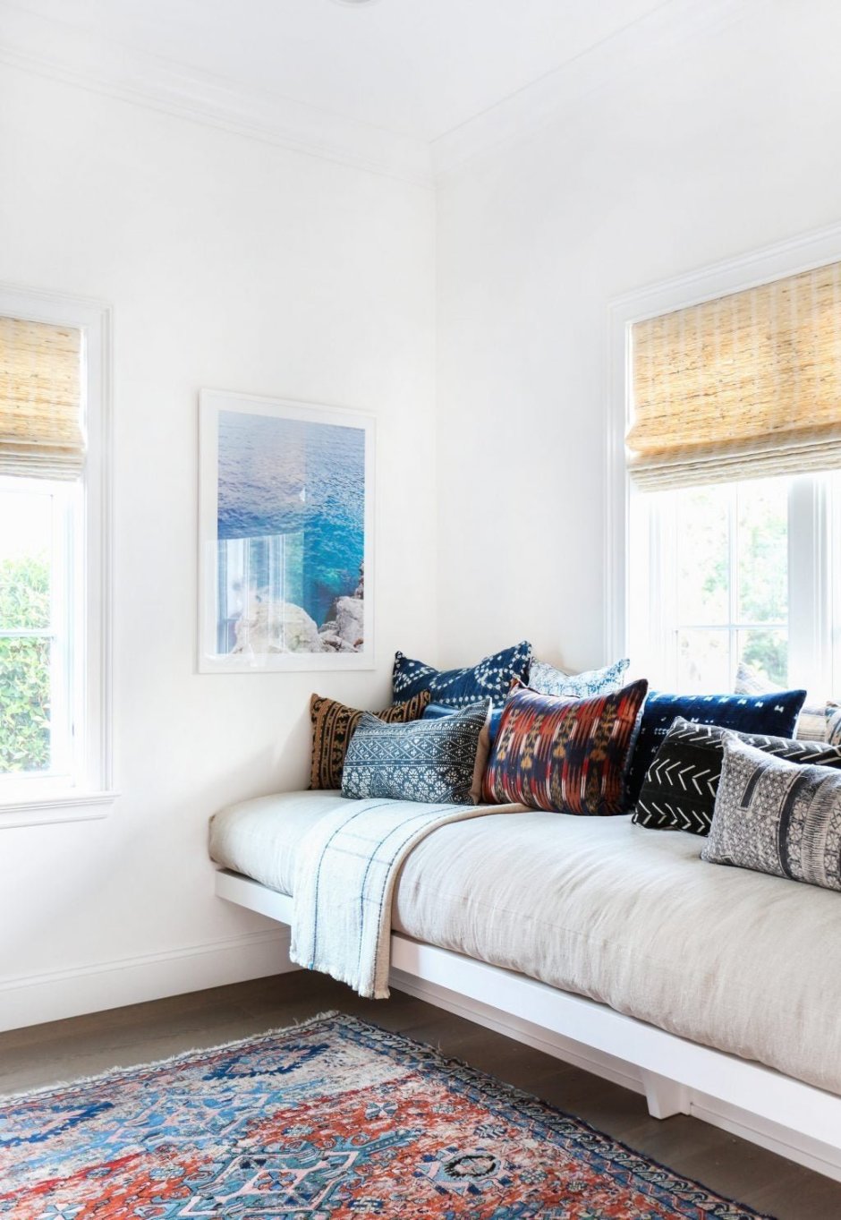 Уютная спальня с диваном