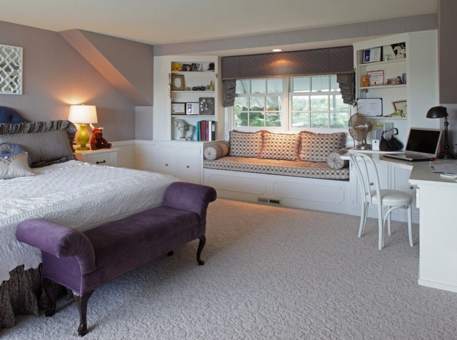 Спальня с большим подоконником