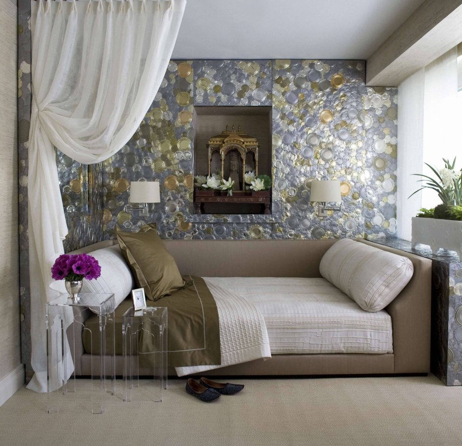 Интерьер спальни с диваном