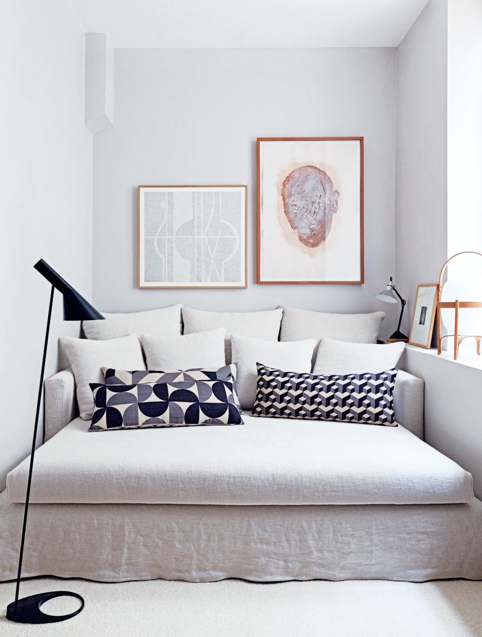 Кровать у окна