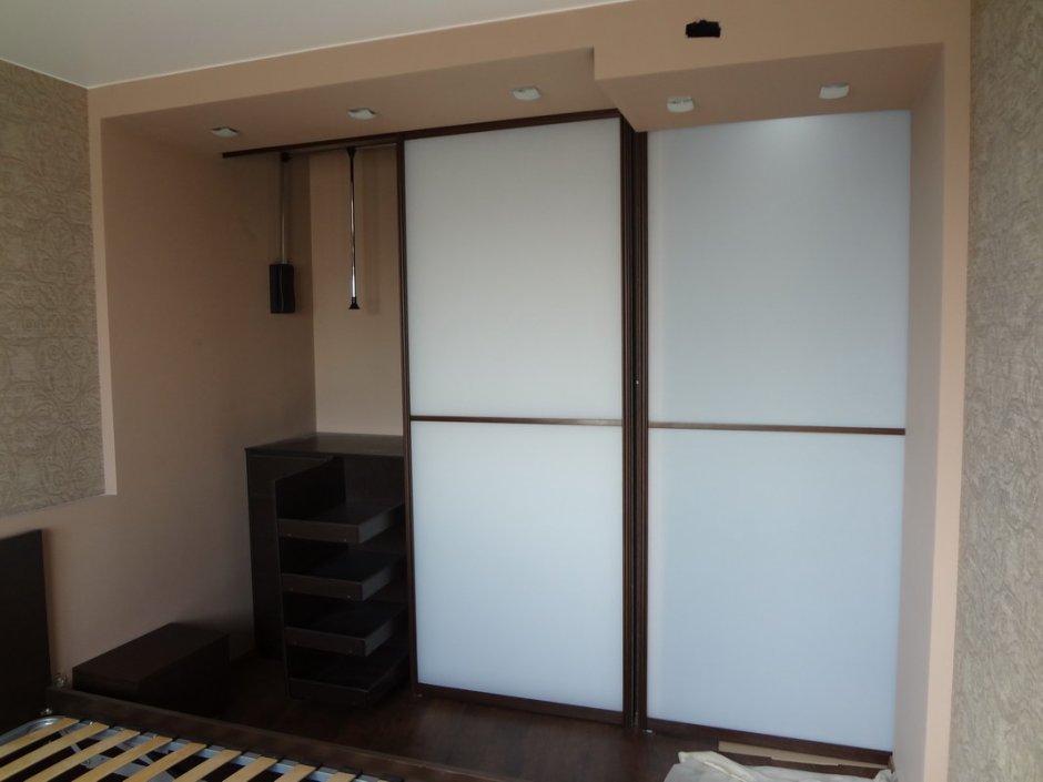 Встроенный шкаф купе с навесными дверями