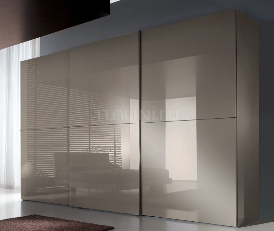 Шкаф купе с глянцевыми фасадами