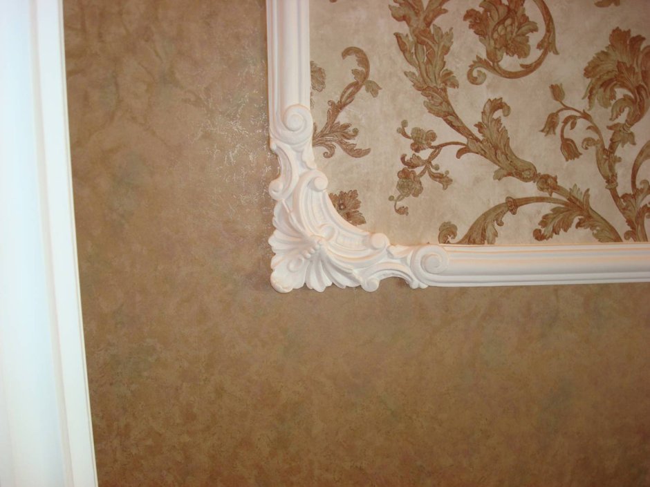 Рамка на стене из плинтуса