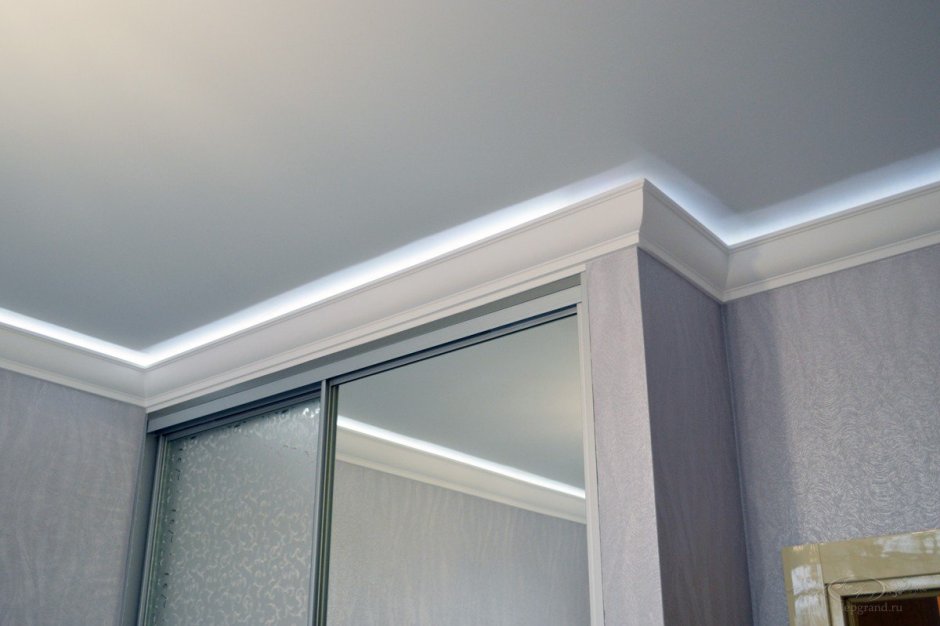 Встроенный шкаф и потолочный плинтус