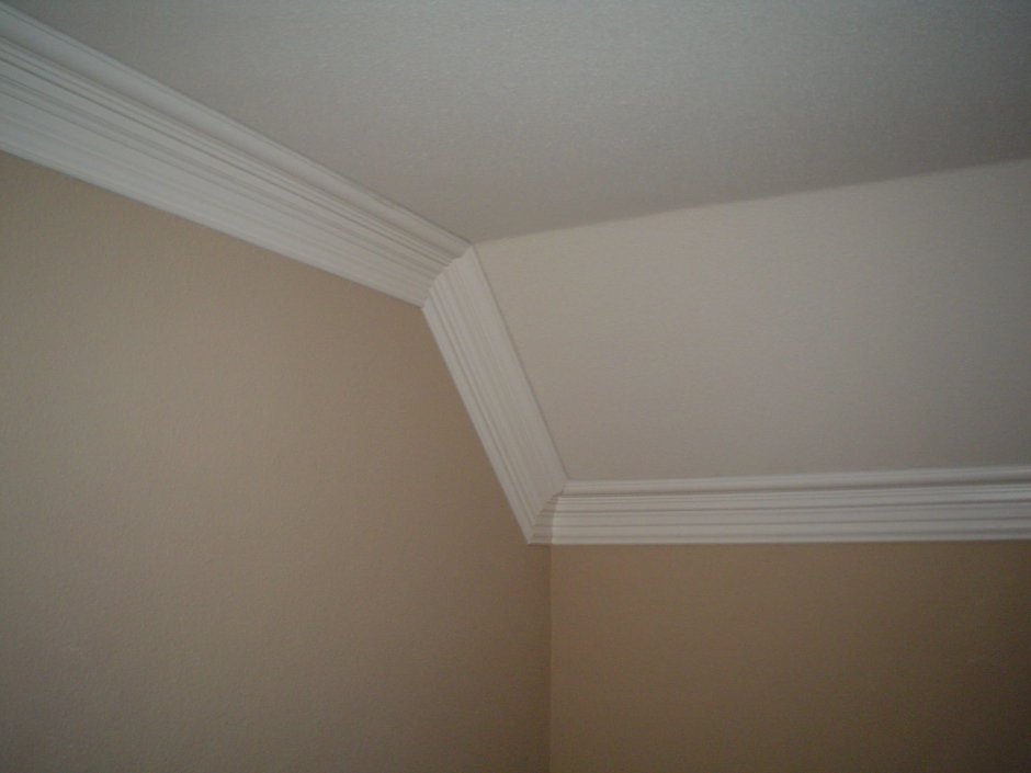 Потолочный плинтус на мансндре